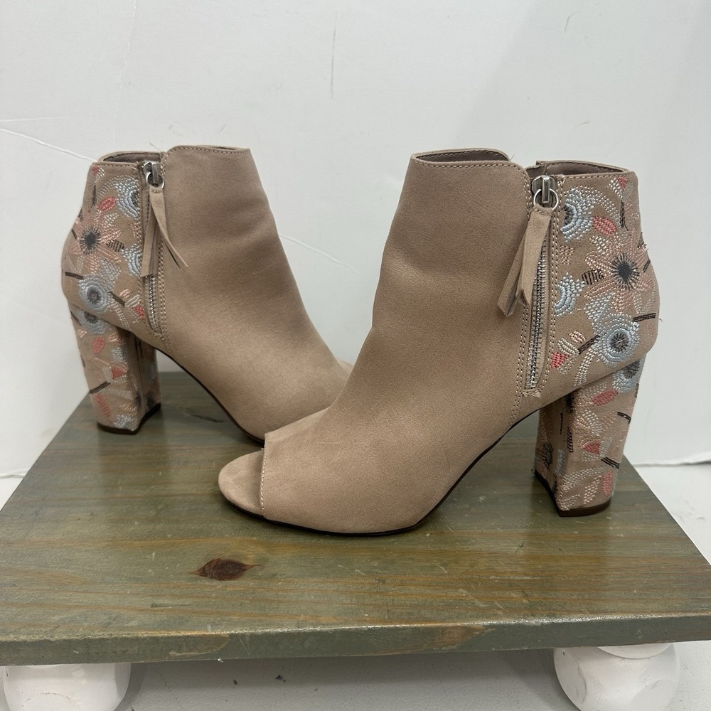 Women's SO Pink / Beige Suede Embroidered Open Toe Booties Size 9.5 Boho Floral